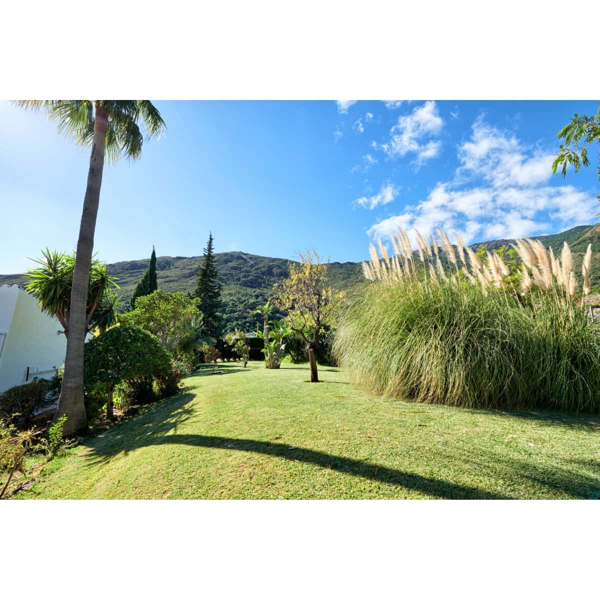 Chalet de 2 habitaciones en Estepona en venta con piscina garaje - 695.000 € (Ref: 10002031)