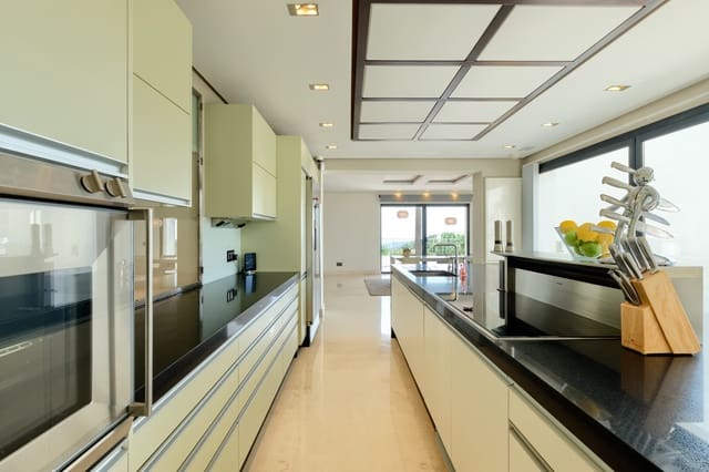 5 bedroom Villa for sale in Istán with pool garage - € 3,495,000 (Ref: 10002033)