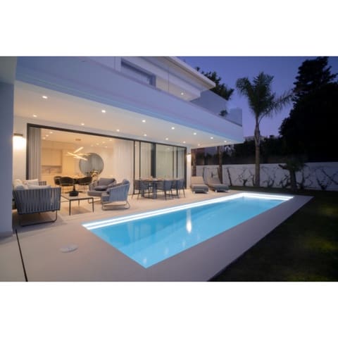 4 soverom Villa til salgs i Golden Mile, Marbella med svømmebasseng garasje - € 3 250 000 (Ref: 10002044)