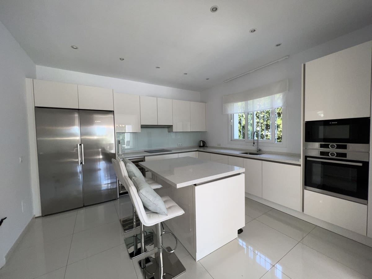 6 soverom Villa til salgs i Nueva Andalucia med svømmebasseng garasje - € 2 300 000 (Ref: 10002050)