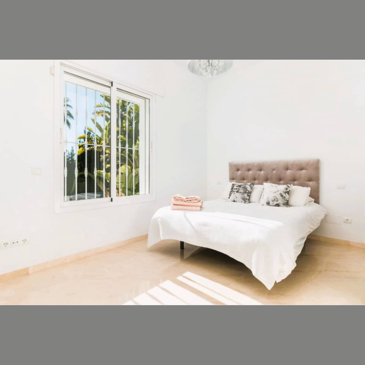 6 soverom Villa til salgs i Nueva Andalucia med svømmebasseng garasje - € 2 300 000 (Ref: 10002050)