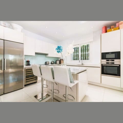 6 soverom Villa til salgs i Nueva Andalucia, Marbella med svømmebasseng garasje - € 2 300 000 (Ref: 10002050)