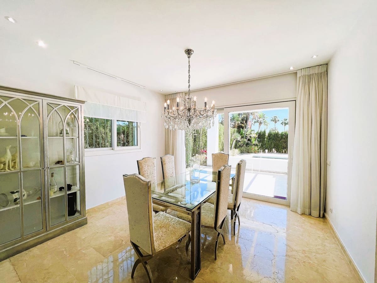 6 soverom Villa til salgs i Nueva Andalucia med svømmebasseng garasje - € 2 300 000 (Ref: 10002050)