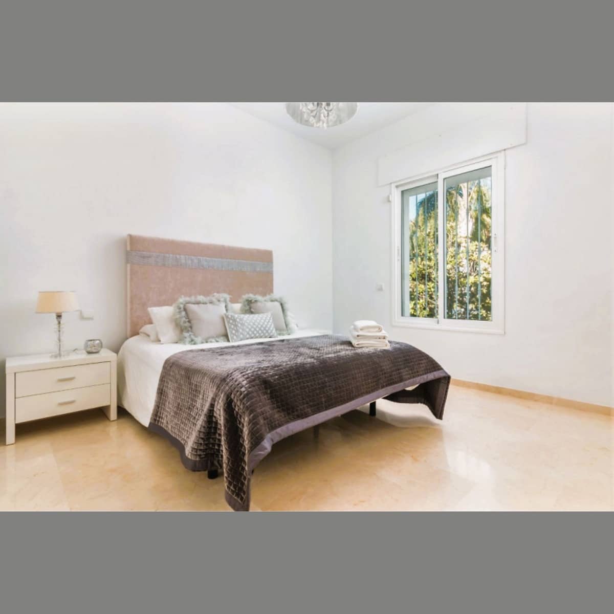 6 soverom Villa til salgs i Nueva Andalucia med svømmebasseng garasje - € 2 300 000 (Ref: 10002050)