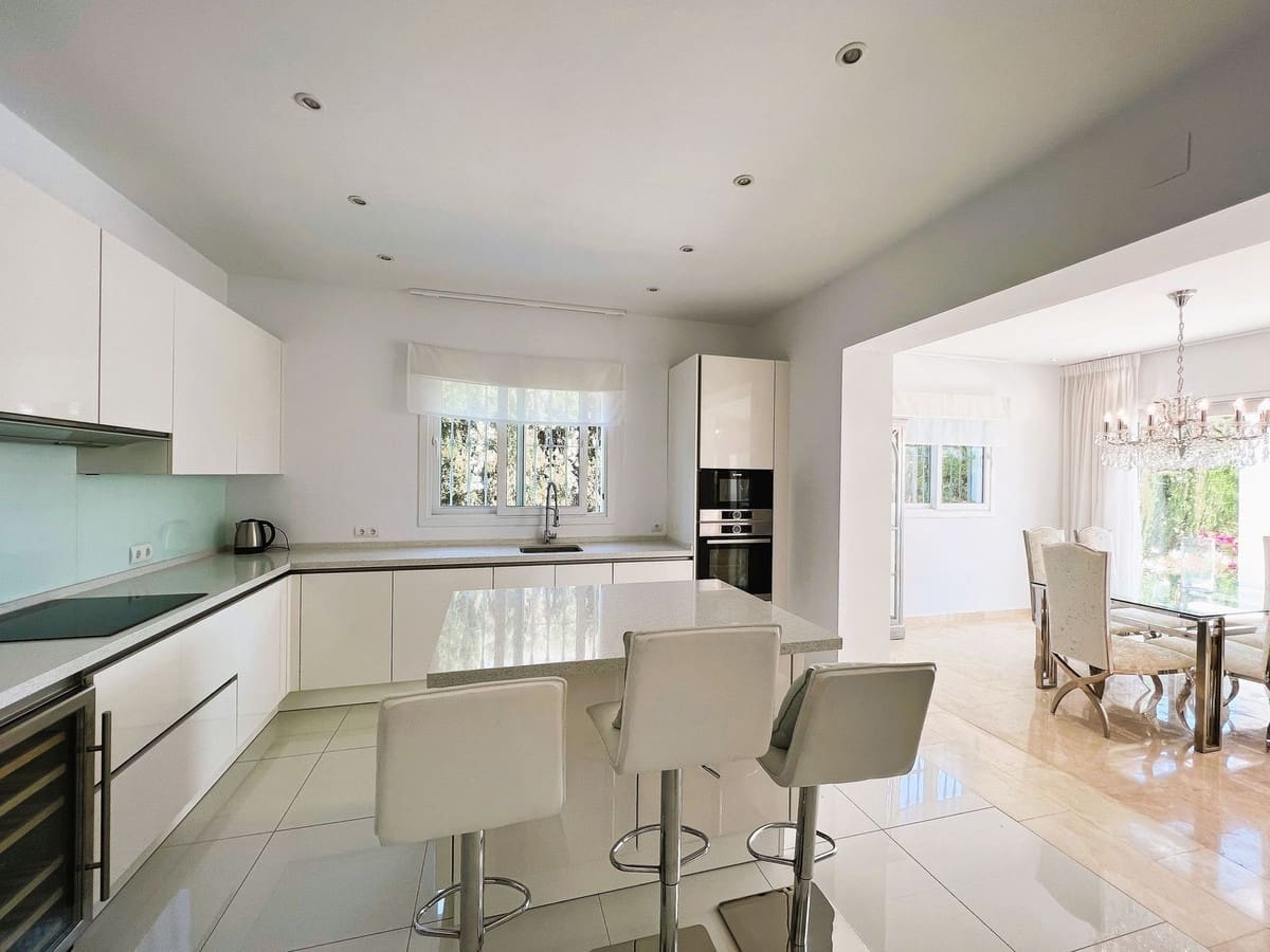 6 soverom Villa til salgs i Nueva Andalucia med svømmebasseng garasje - € 2 300 000 (Ref: 10002050)
