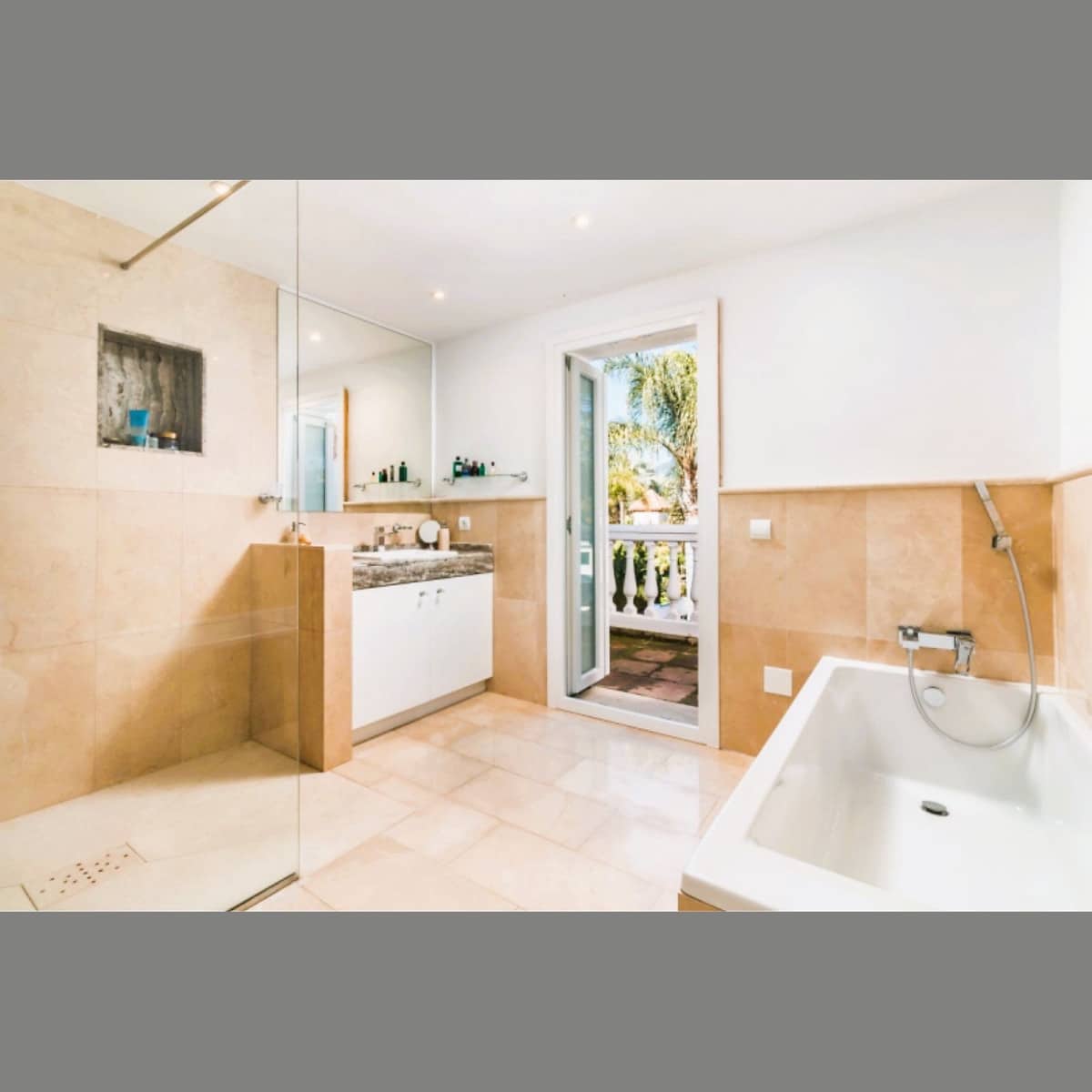 6 soverom Villa til salgs i Nueva Andalucia med svømmebasseng garasje - € 2 300 000 (Ref: 10002050)