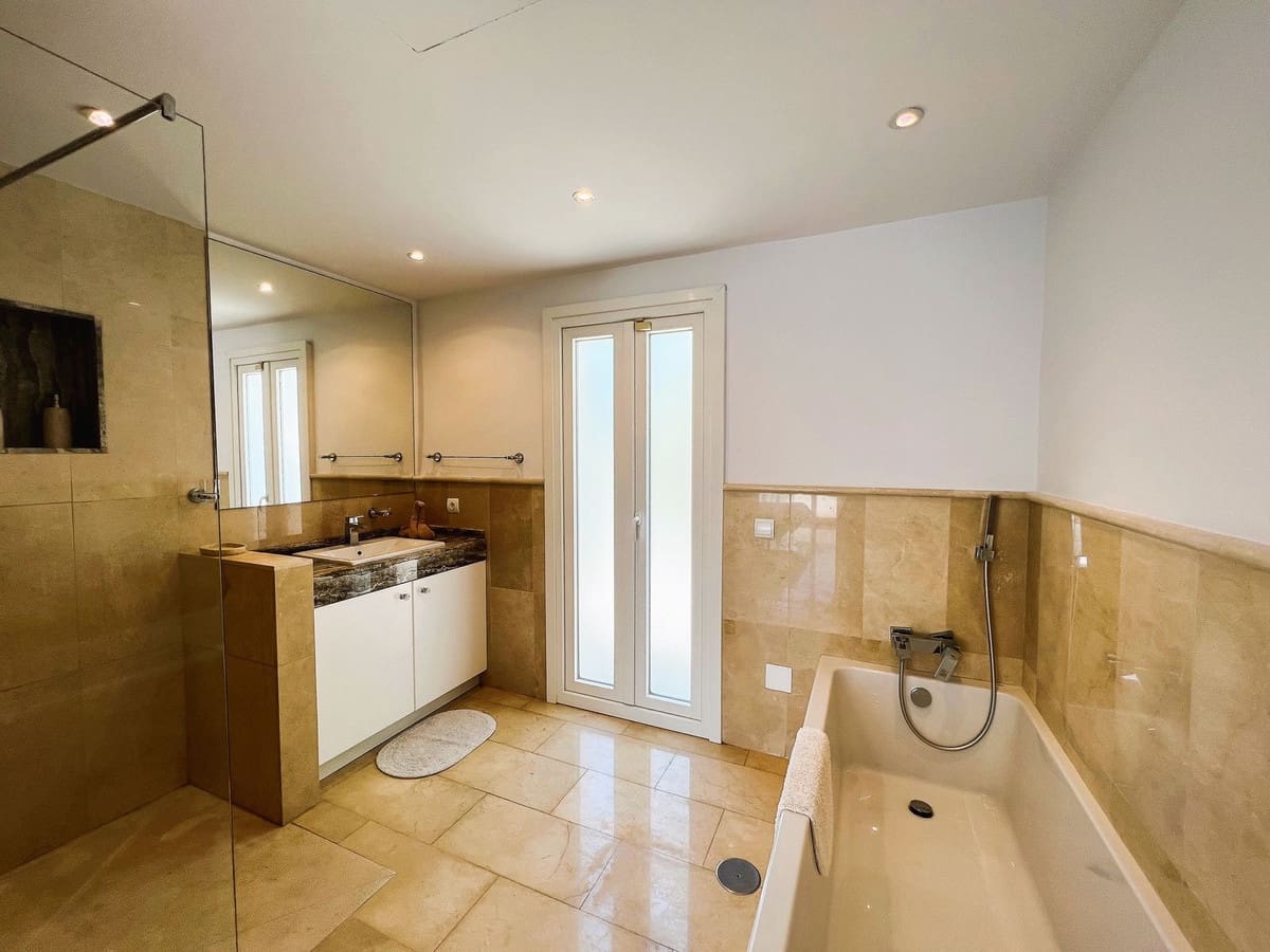 6 soverom Villa til salgs i Nueva Andalucia med svømmebasseng garasje - € 2 300 000 (Ref: 10002050)