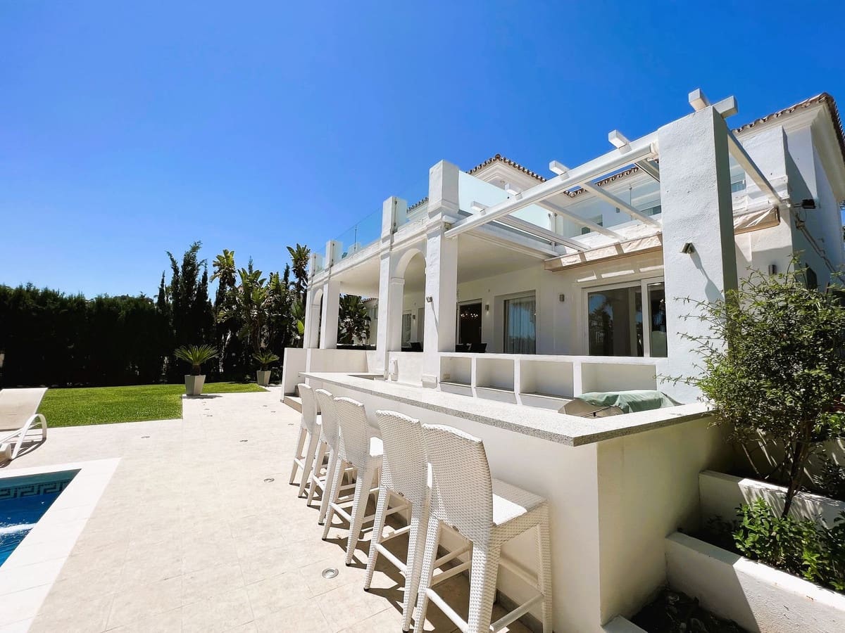 6 soverom Villa til salgs i Nueva Andalucia med svømmebasseng garasje - € 2 300 000 (Ref: 10002050)