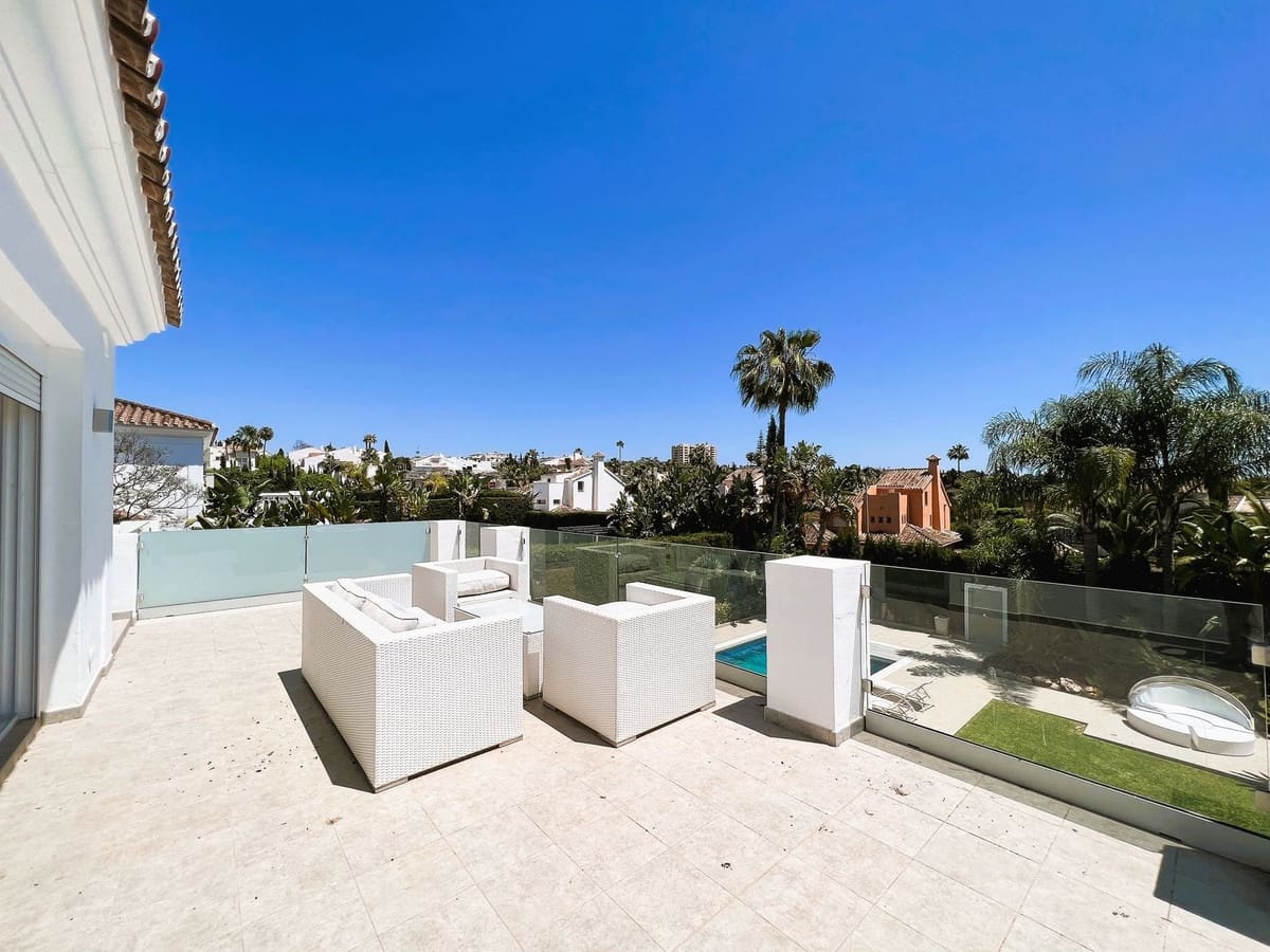 6 soverom Villa til salgs i Nueva Andalucia med svømmebasseng garasje - € 2 300 000 (Ref: 10002050)