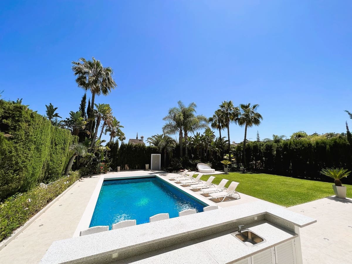 6 soverom Villa til salgs i Nueva Andalucia med svømmebasseng garasje - € 2 300 000 (Ref: 10002050)