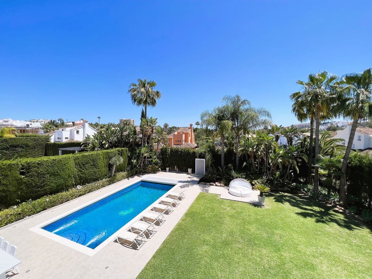 6 soverom Villa til salgs i Nueva Andalucia med svømmebasseng garasje - € 2 300 000 (Ref: 10002050)