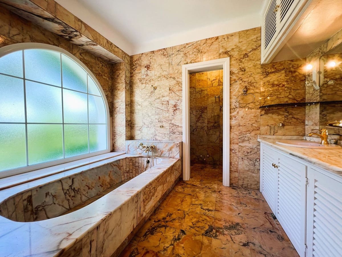 6 camera da letto Villa in vendita in El Paraiso con piscina garage - 1.995.000 € (Rif: 10002051)