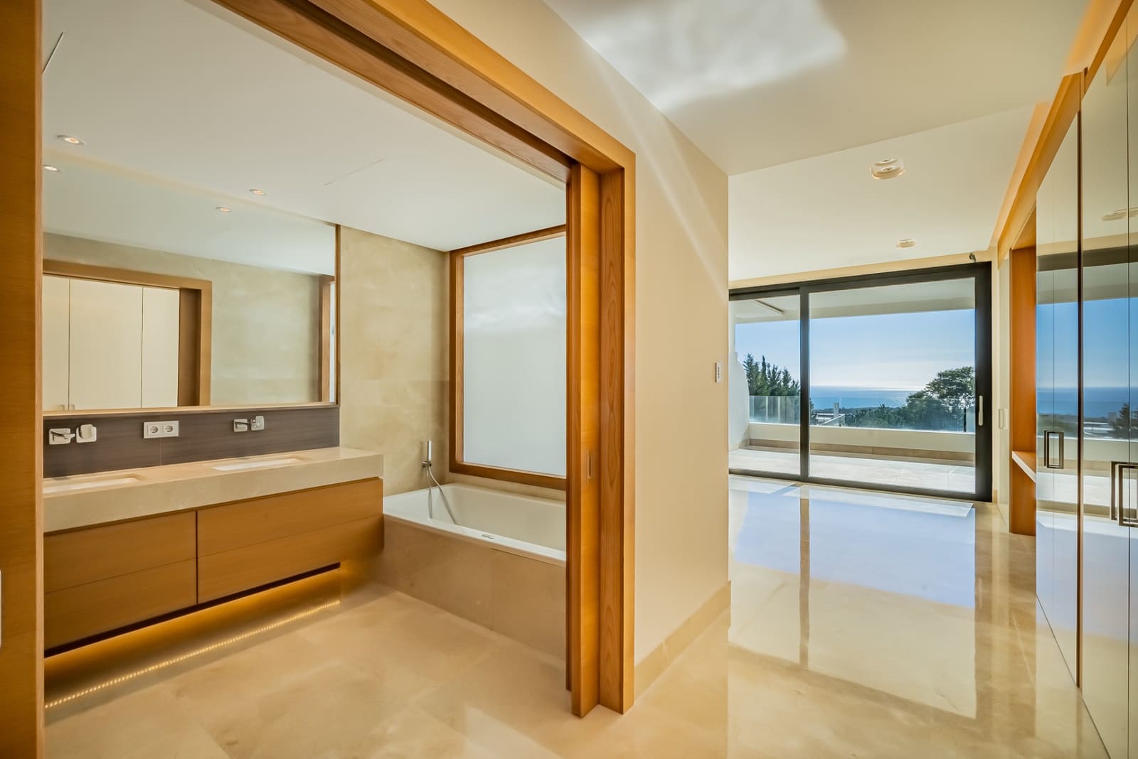 4 sypialnia Apartament na sprzedaż w Marbella z basenem garażem - 2 950 000 € (Ref: 10002068)
