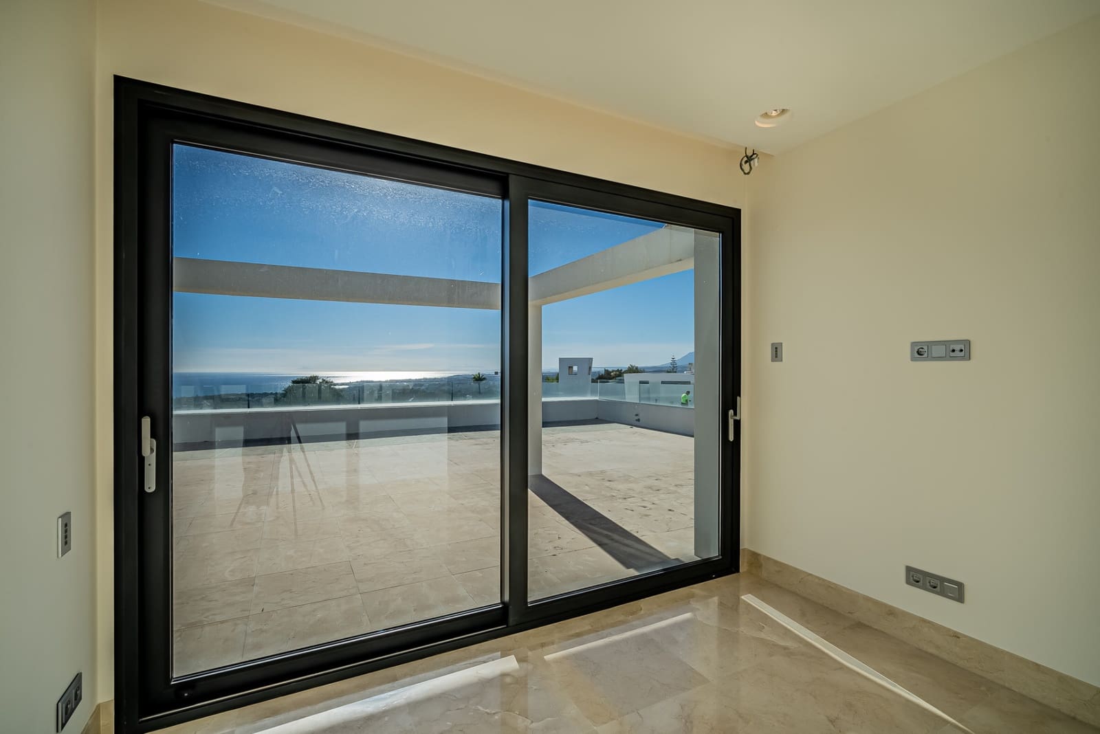 4 sypialnia Apartament na sprzedaż w Marbella z basenem garażem - 2 950 000 € (Ref: 10002068)