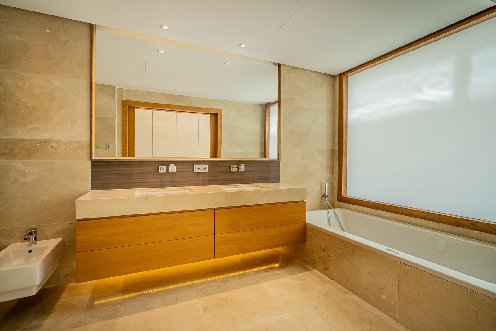 4 sypialnia Apartament na sprzedaż w Marbella z basenem garażem - 2 950 000 € (Ref: 10002068)