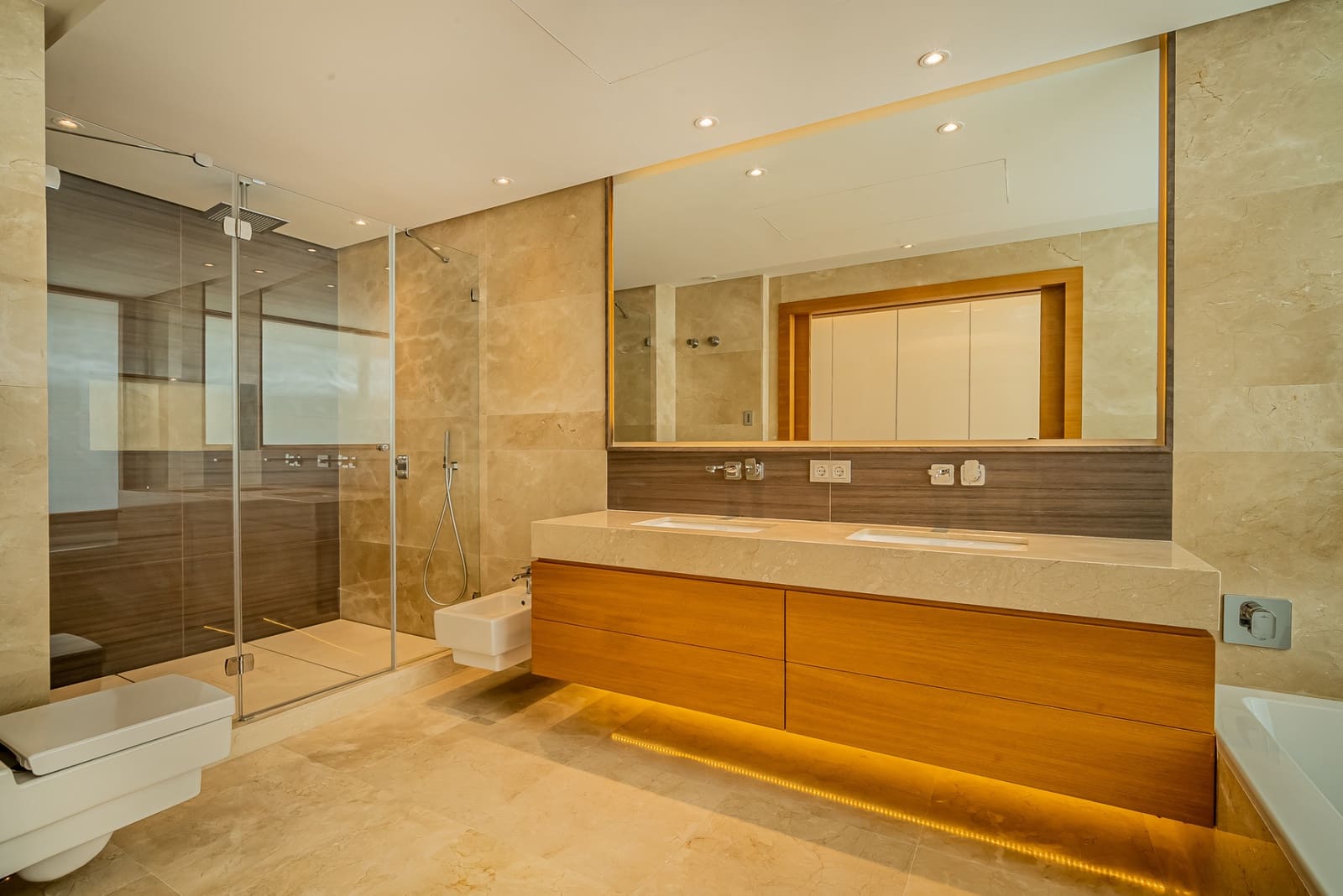 4 sypialnia Apartament na sprzedaż w Marbella z basenem garażem - 2 950 000 € (Ref: 10002068)