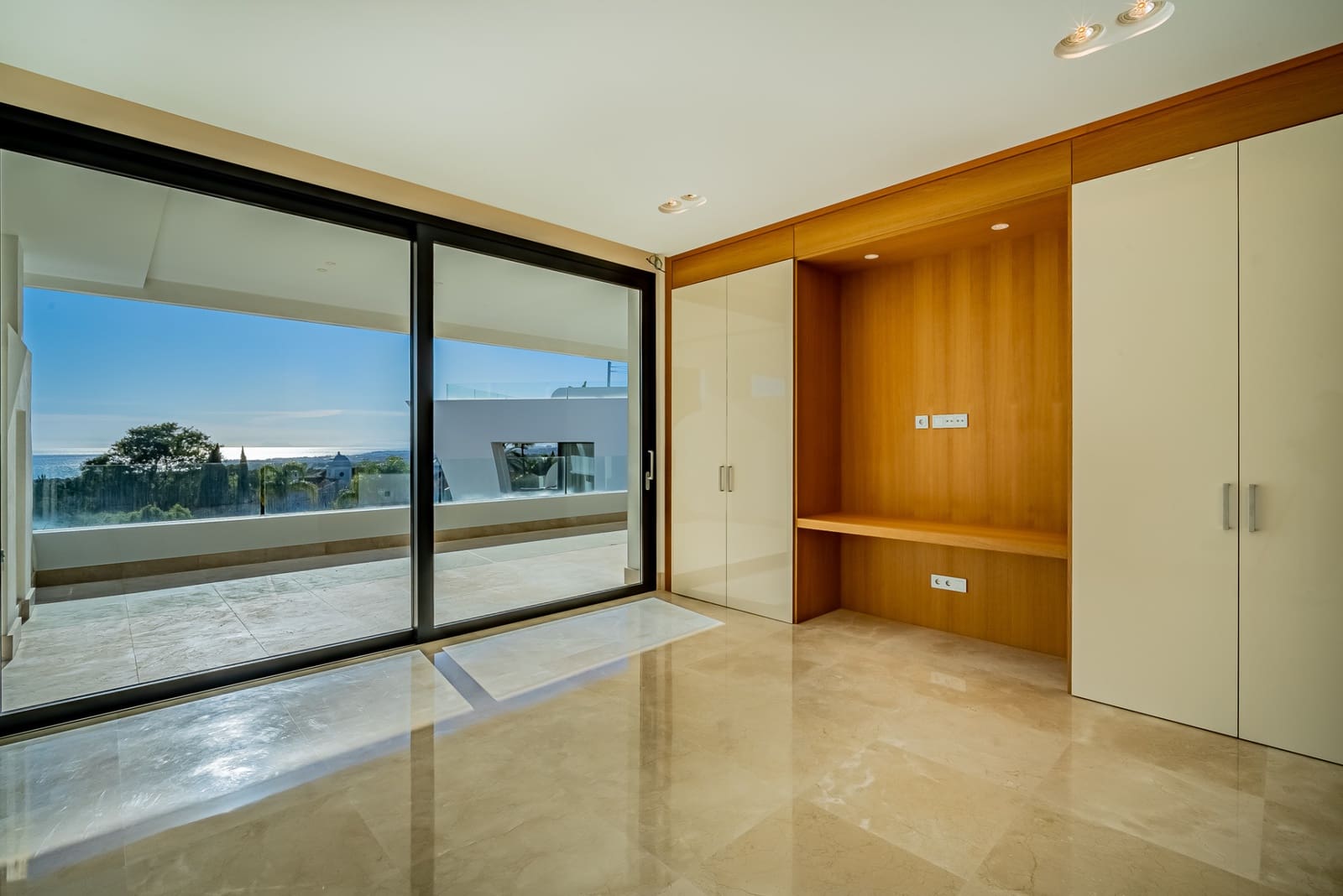 4 sypialnia Apartament na sprzedaż w Marbella z basenem garażem - 2 950 000 € (Ref: 10002068)