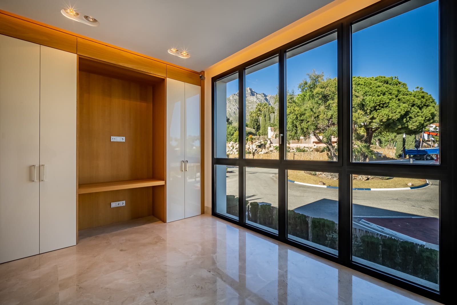 4 sypialnia Apartament na sprzedaż w Marbella z basenem garażem - 2 950 000 € (Ref: 10002068)