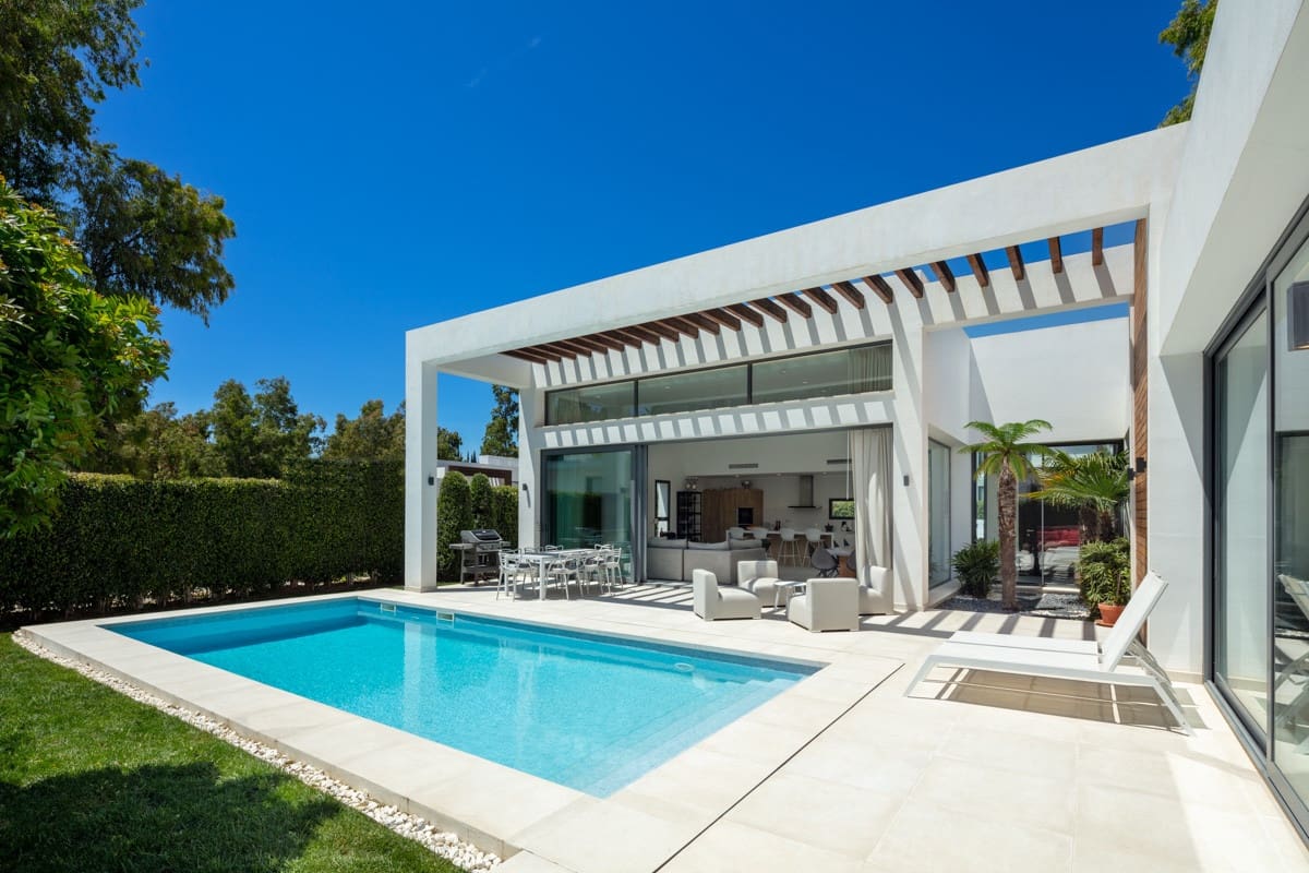 4 bedroom Villa for sale in Estepona with pool garage - € 1,495,000 (Ref: 10002077)