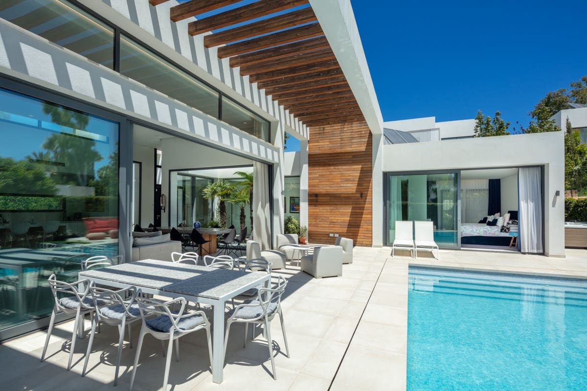 4 bedroom Villa for sale in Estepona with pool garage - € 1,495,000 (Ref: 10002077)