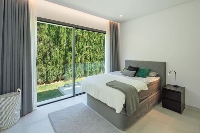 4 bedroom Villa for sale in Estepona with pool garage - € 1,495,000 (Ref: 10002077)