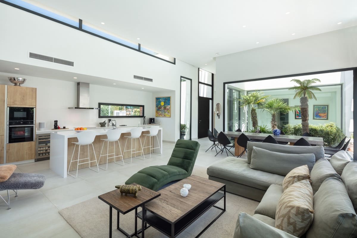 4 bedroom Villa for sale in Estepona with pool garage - € 1,495,000 (Ref: 10002077)