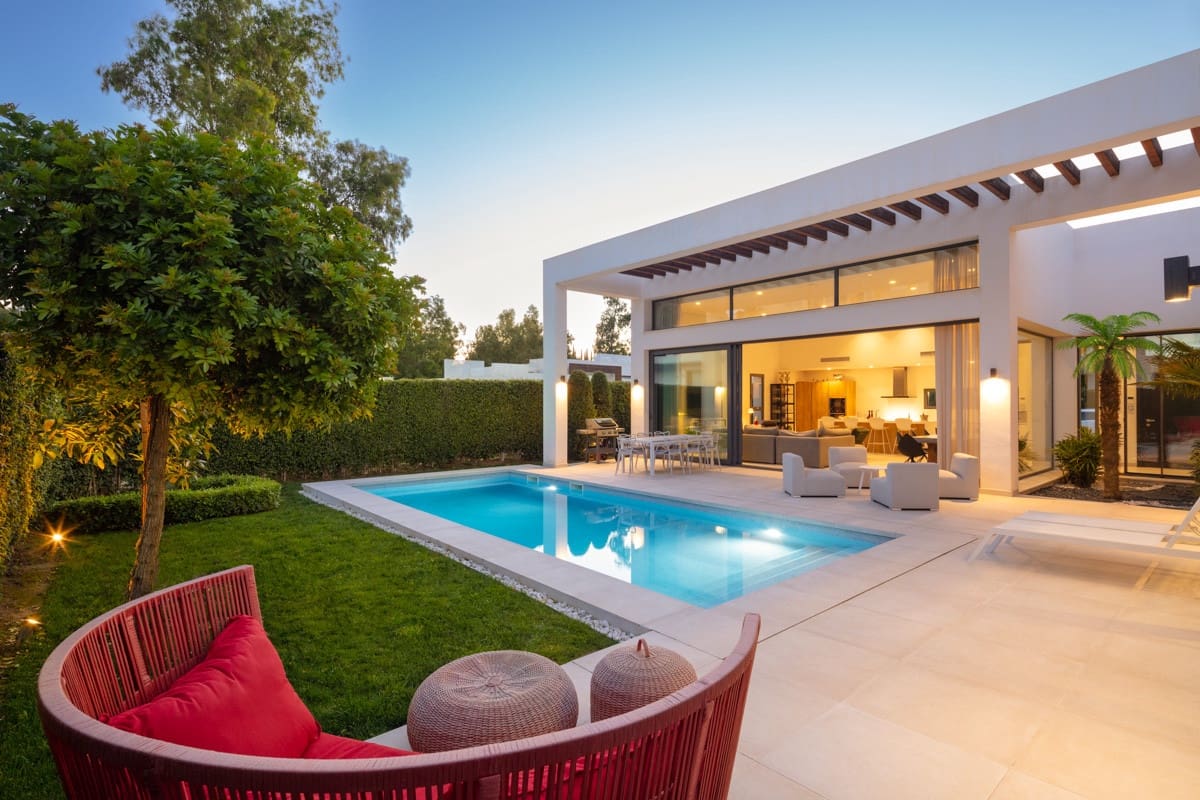 4 bedroom Villa for sale in Estepona with pool garage - € 1,495,000 (Ref: 10002077)