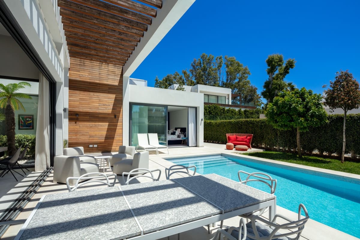 4 bedroom Villa for sale in Estepona with pool garage - € 1,495,000 (Ref: 10002077)