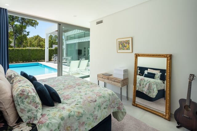 4 bedroom Villa for sale in Estepona with pool garage - € 1,495,000 (Ref: 10002077)