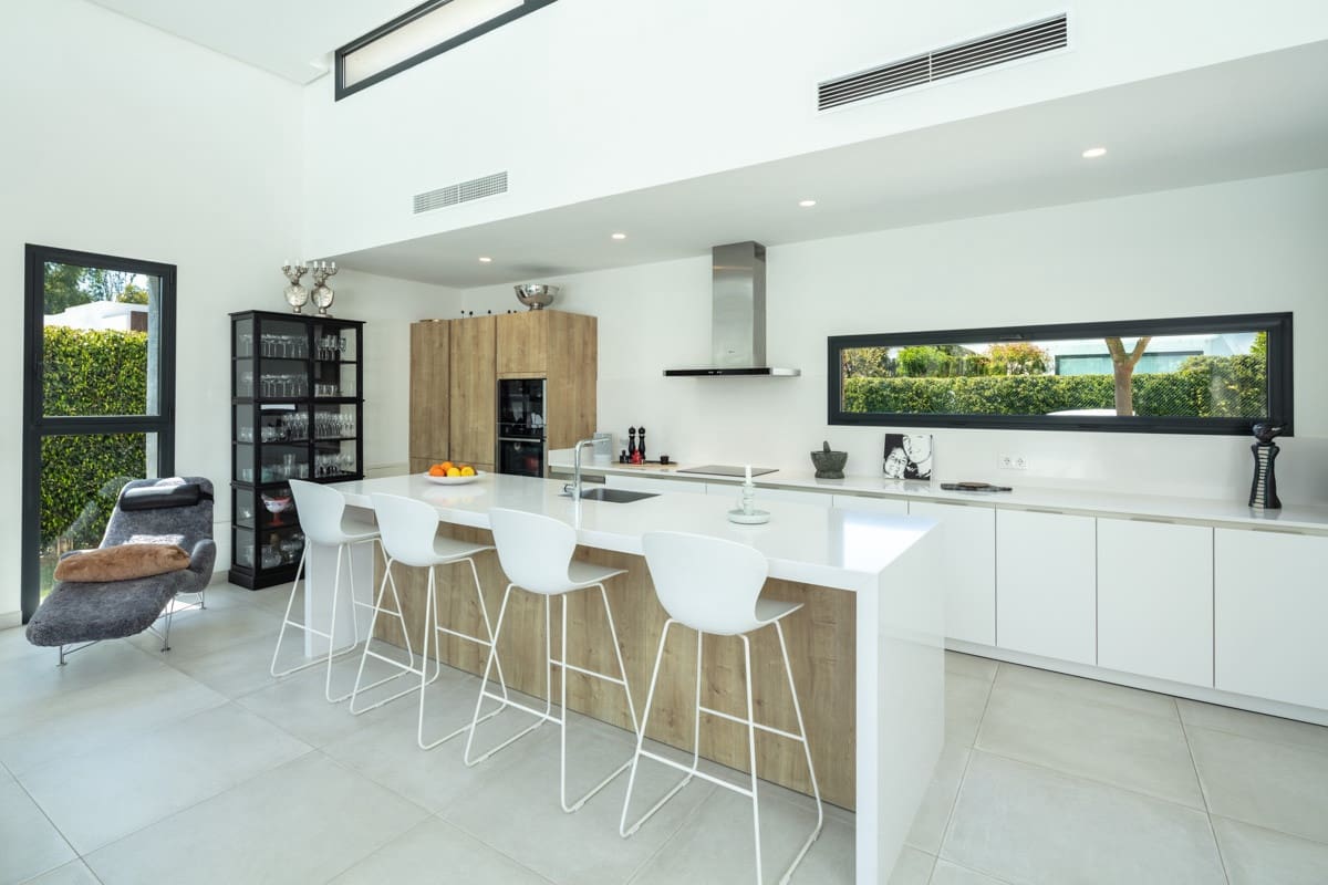 4 bedroom Villa for sale in Estepona with pool garage - € 1,495,000 (Ref: 10002077)