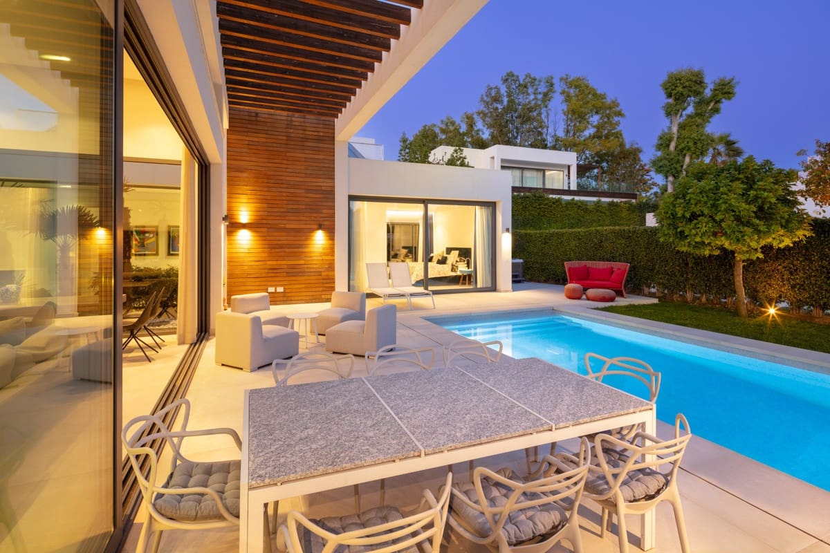 4 bedroom Villa for sale in Estepona with pool garage - € 1,495,000 (Ref: 10002077)