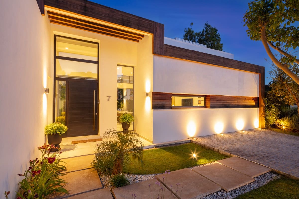 4 bedroom Villa for sale in Estepona with pool garage - € 1,495,000 (Ref: 10002077)
