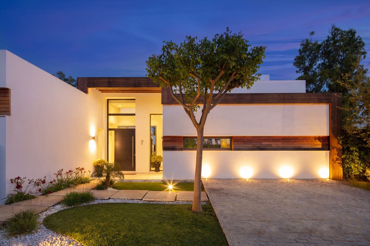 4 bedroom Villa for sale in Estepona with pool garage - € 1,495,000 (Ref: 10002077)