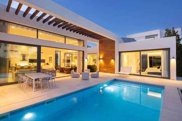 4 bedroom Villa for sale in Estepona with pool garage - € 1,495,000 (Ref: 10002077)