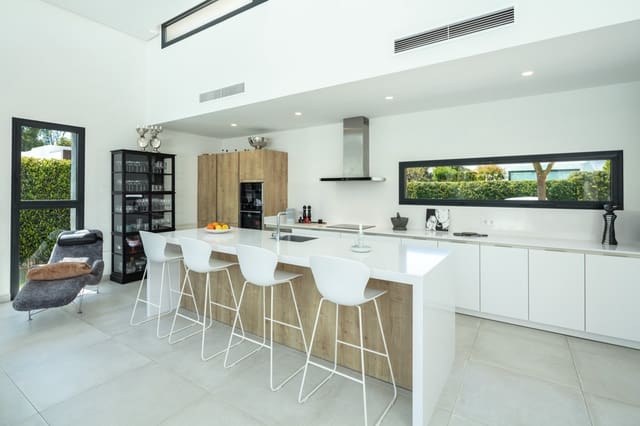 4 bedroom Villa for sale in Estepona with pool garage - € 1,495,000 (Ref: 10002077)