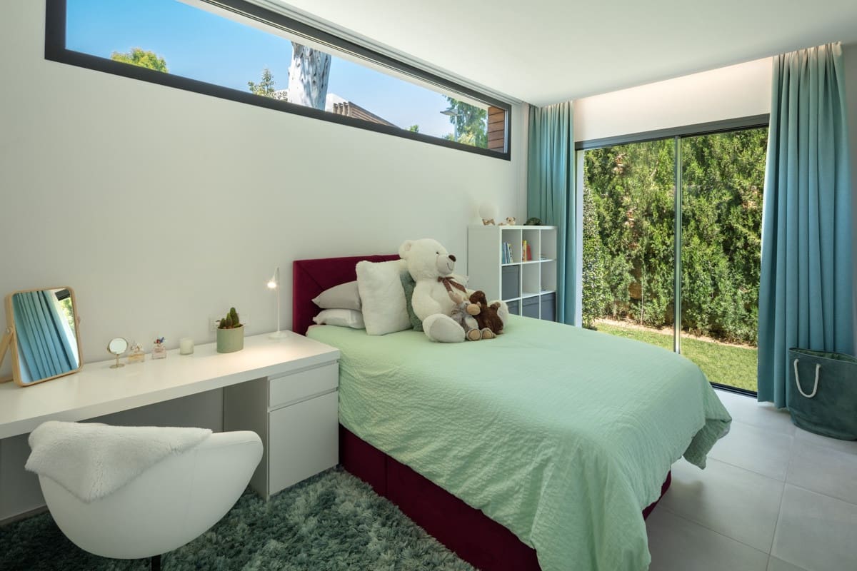 4 bedroom Villa for sale in Estepona with pool garage - € 1,495,000 (Ref: 10002077)