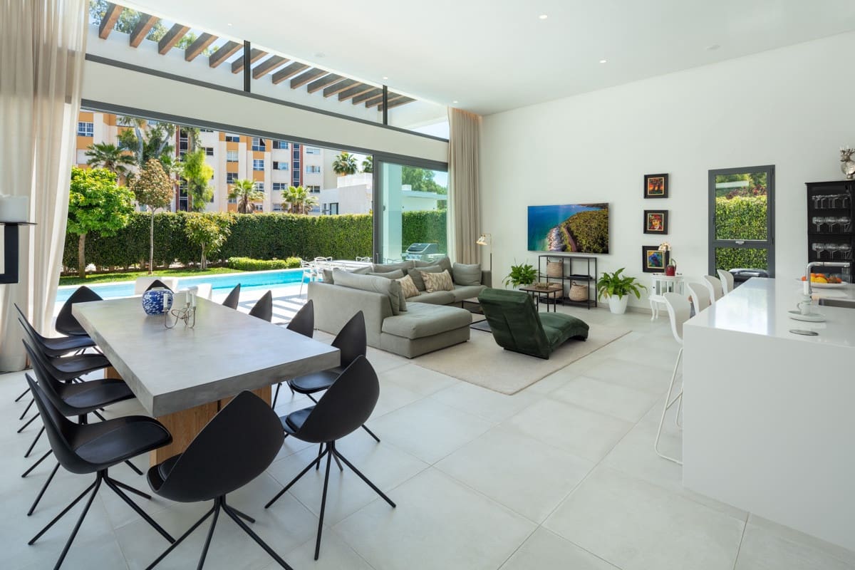 4 bedroom Villa for sale in Estepona with pool garage - € 1,495,000 (Ref: 10002077)