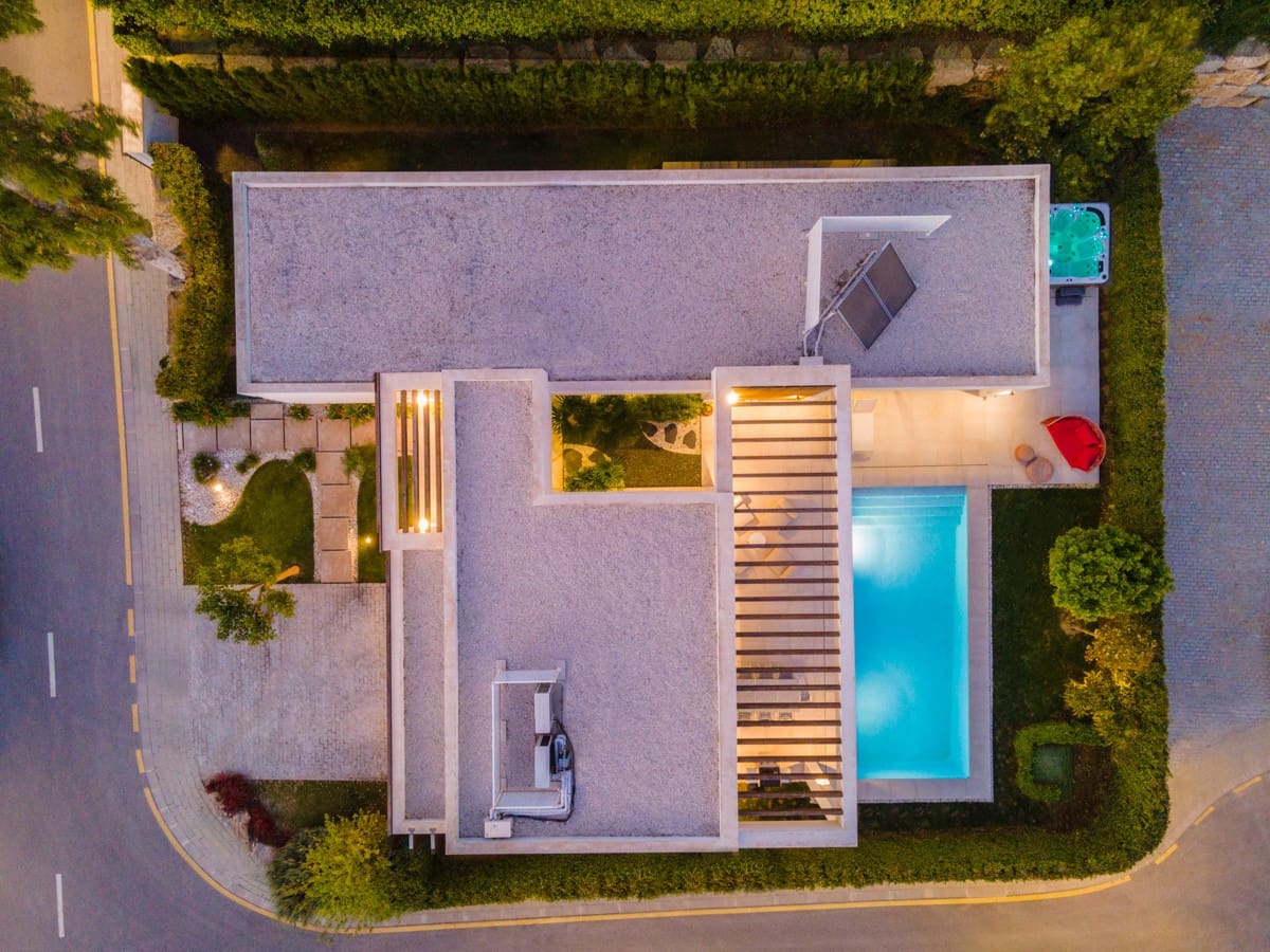 4 bedroom Villa for sale in Estepona with pool garage - € 1,495,000 (Ref: 10002077)