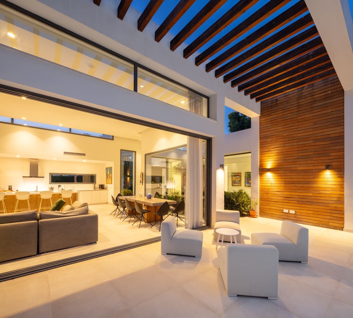 4 bedroom Villa for sale in Estepona with pool garage - € 1,495,000 (Ref: 10002077)