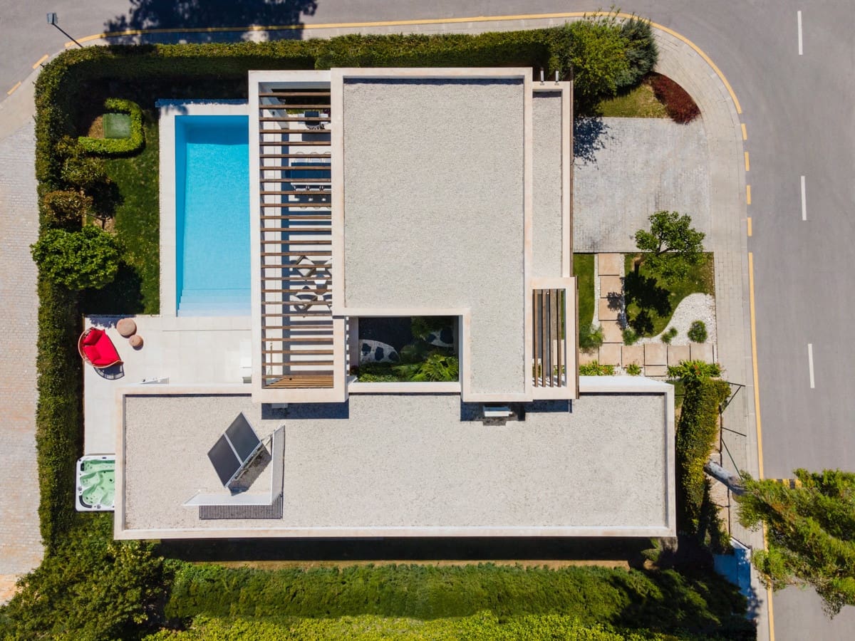 4 bedroom Villa for sale in Estepona with pool garage - € 1,495,000 (Ref: 10002077)