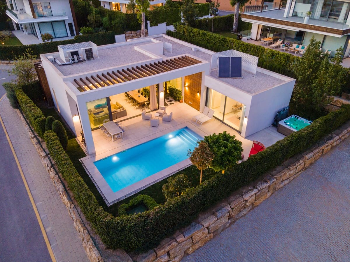 4 bedroom Villa for sale in Estepona with pool garage - € 1,495,000 (Ref: 10002077)