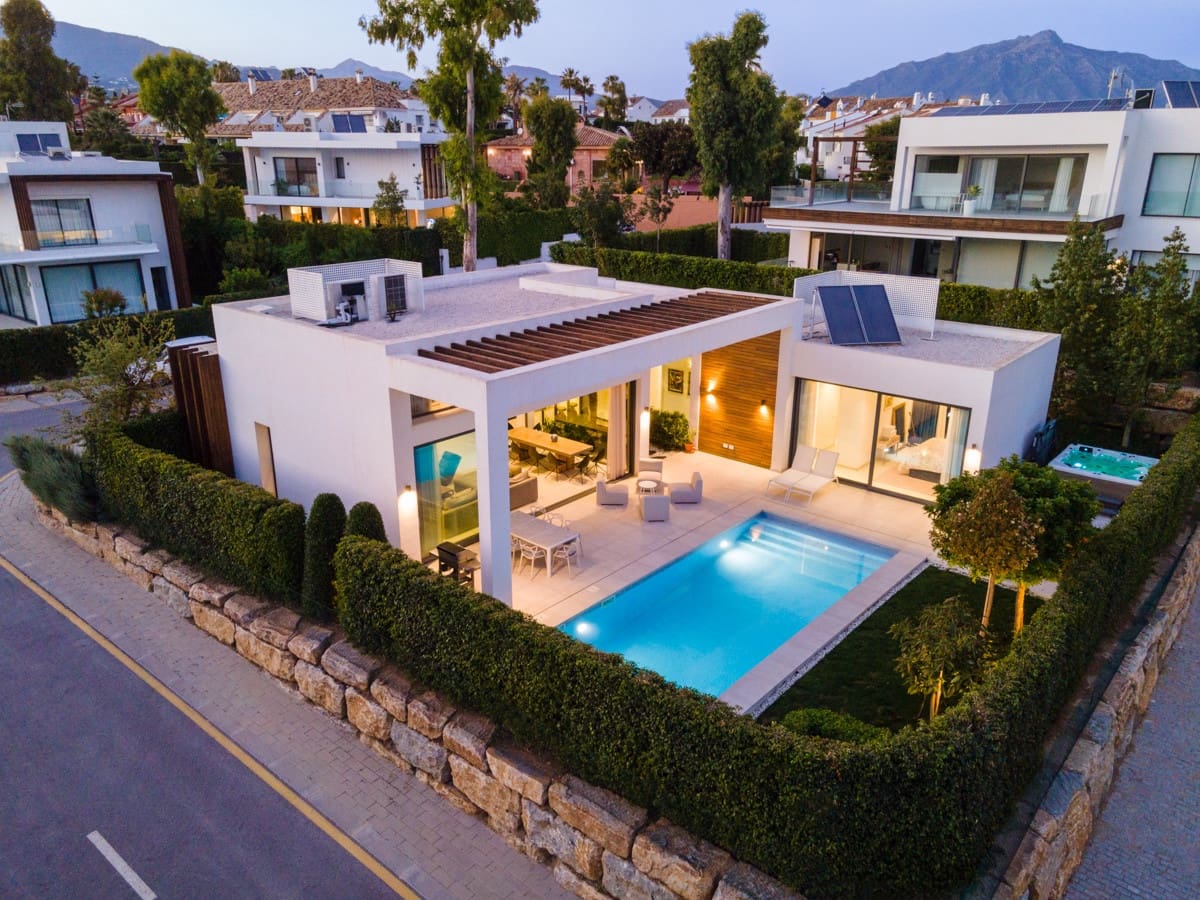 4 bedroom Villa for sale in Estepona with pool garage - € 1,495,000 (Ref: 10002077)