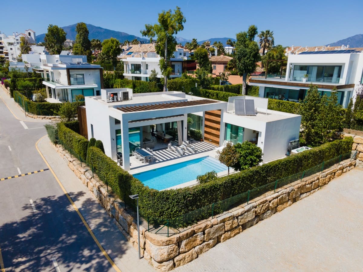 4 bedroom Villa for sale in Estepona with pool garage - € 1,495,000 (Ref: 10002077)