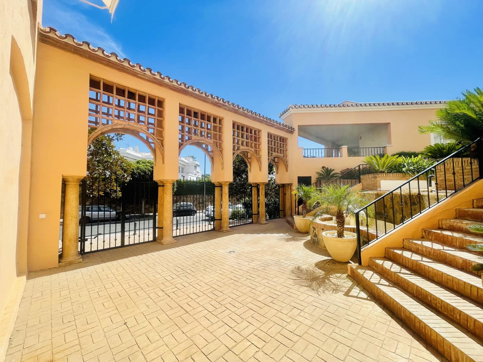 3 soverom Leilighet til salgs i Nueva Andalucia med svømmebasseng garasje - € 425 000 (Ref: 10002093)