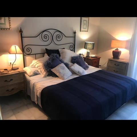 2 sypialnia Apartament na sprzedaż w Puerto Banus, Marbella z basenem garażem - 585 000 € (Ref: 10002098)