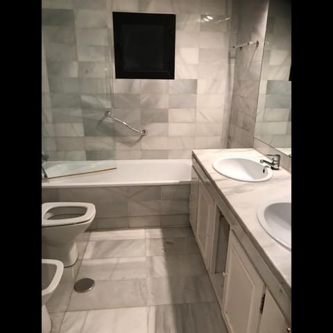 2 sypialnia Apartament na sprzedaż w Puerto Banus, Marbella z basenem garażem - 585 000 € (Ref: 10002098)