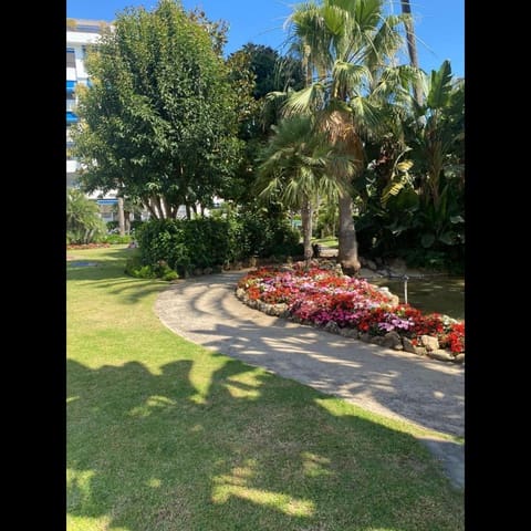 2 sypialnia Apartament na sprzedaż w Puerto Banus, Marbella z basenem garażem - 585 000 € (Ref: 10002098)