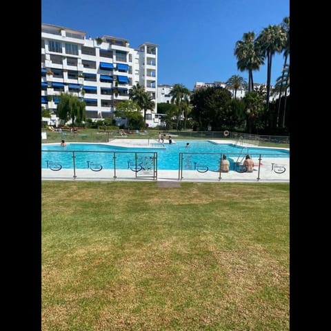 2 sypialnia Apartament na sprzedaż w Puerto Banus, Marbella z basenem garażem - 585 000 € (Ref: 10002098)