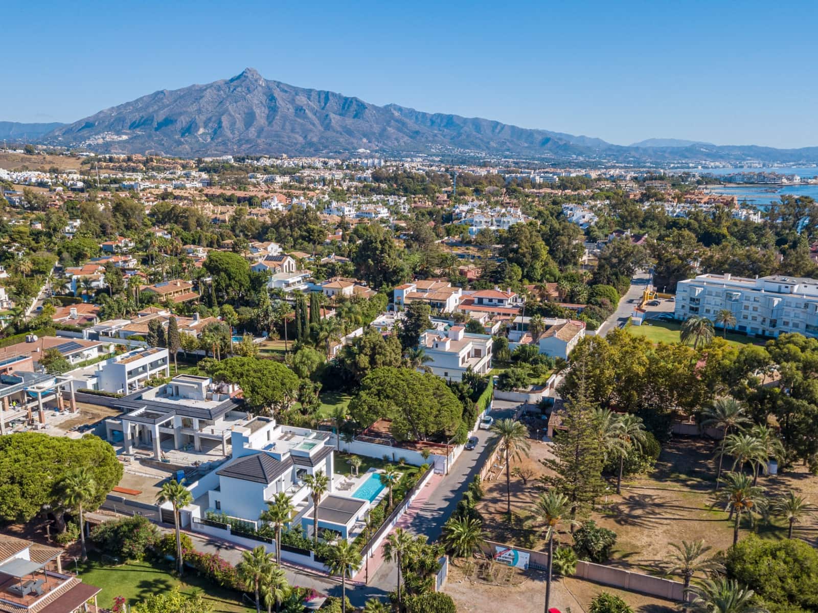 6 bedroom Villa for sale in Marbella with pool garage - € 5,490,000 (Ref: 10002117)