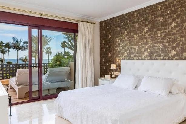 3 soverom Leilighet til salgs i Estepona med svømmebasseng garasje - € 1 495 000 (Ref: 10002120)